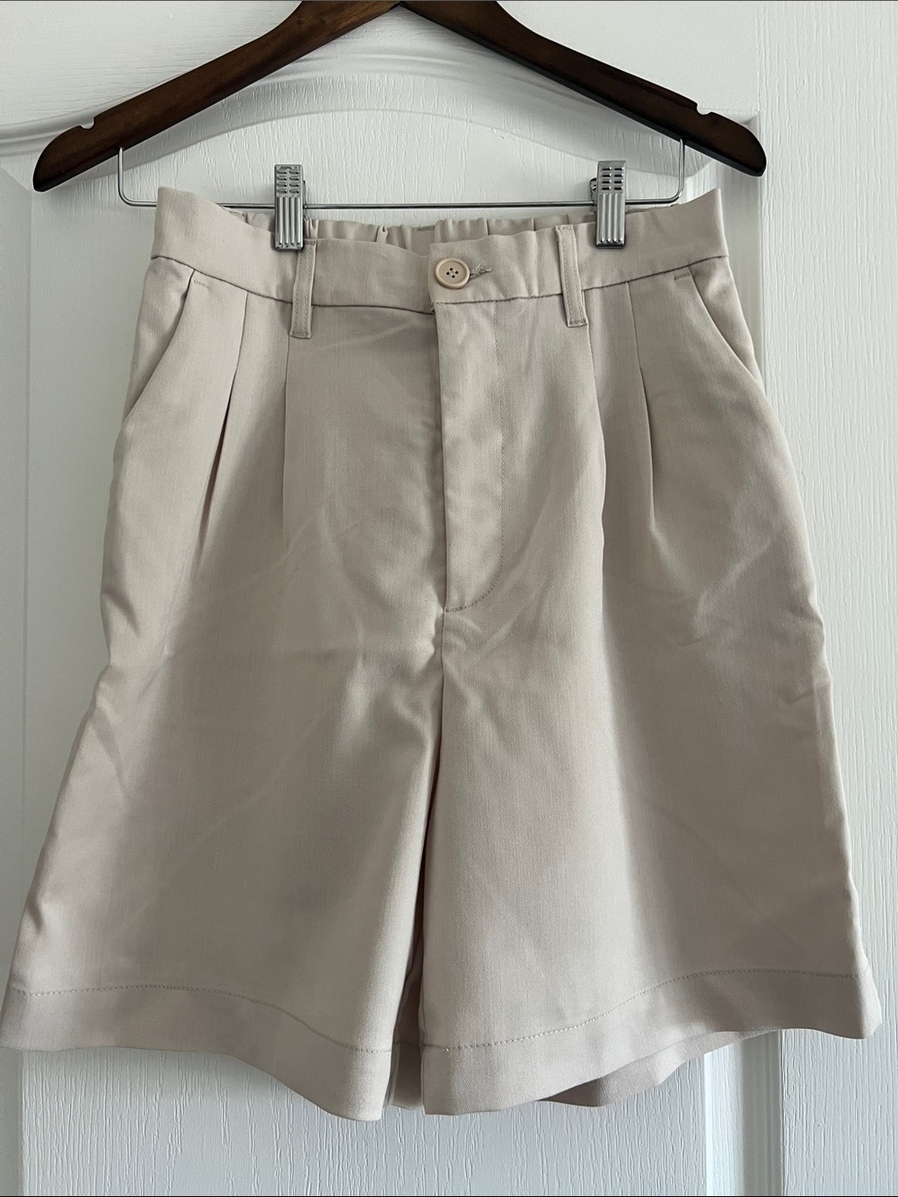 H&M High Waist Pleated Shorts in Beige